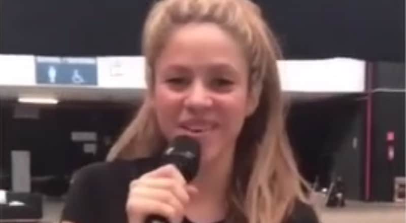 Shakira reprend le célèbre titre de Carla Bruni "Quelqu'un m'a dit"