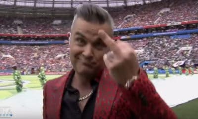 Robbie Williams s'explique sur son doigt d'honneur lors de show d'ouverture de la Coupe du Monde
