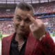 Robbie Williams s'explique sur son doigt d'honneur lors de show d'ouverture de la Coupe du Monde