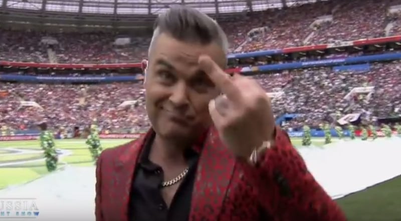 Robbie Williams s'explique sur son doigt d'honneur lors de show d'ouverture de la Coupe du Monde