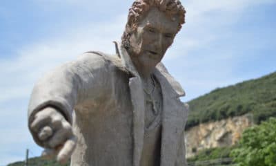 Découvrez la statue totalement ratée de Johnny Hallyday