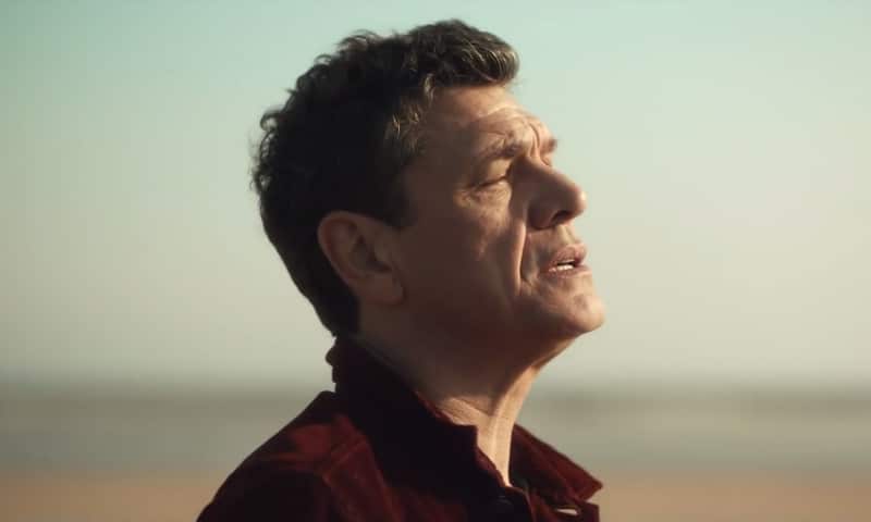 Marc Lavoine dévoile le clip du single "Comme je t'aime"