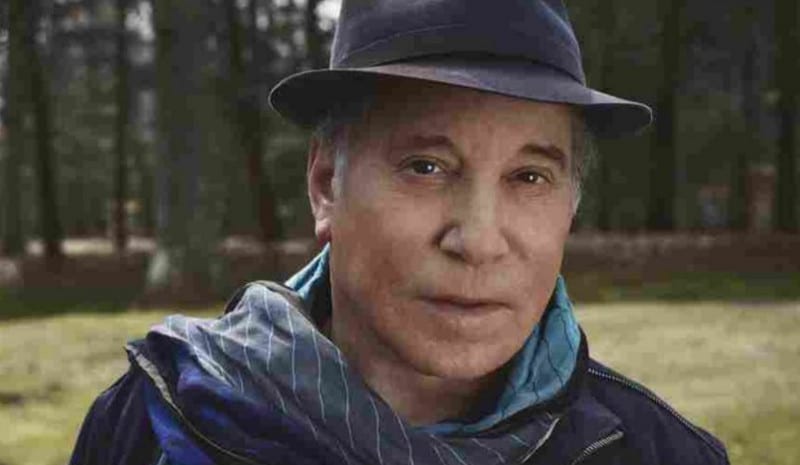 Paul Simon revisite ses chansons favorites dans l'album "In The Blue Light"