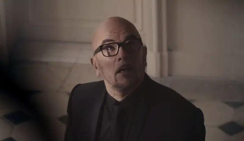 Témoin d'un terrible accident entre un véhicule et une mobylette, Pascal Obispo sauve une vie.