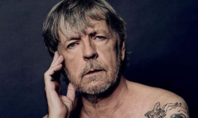 Le chanteur Renaud a été admis dans une clinique du sud de la France "à peine conscient" et dans un état critique.