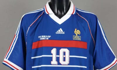 Avis aux fans de foot, le mythique maillot porté par Zidane lors de la finale du mondial 98 est en vente