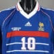 Avis aux fans de foot, le mythique maillot porté par Zidane lors de la finale du mondial 98 est en vente