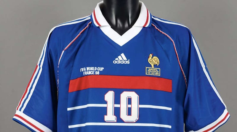 Avis aux fans de foot, le mythique maillot porté par Zidane lors de la finale du mondial 98 est en vente