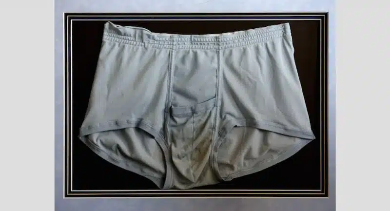 C'est l'histoire grotesque d'un slip porté par le KIng, et vendu aux enchères en l'état. Pathétique et ridicule...