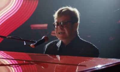 Elton John revient dans une publicité bouleversante pour une grande chaîne de magasins sur ce cadeau de noël qui a changé sa vie à jamais