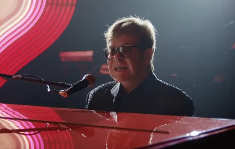 Elton John revient dans une publicité bouleversante pour une grande chaîne de magasins sur ce cadeau de noël qui a changé sa vie à jamais