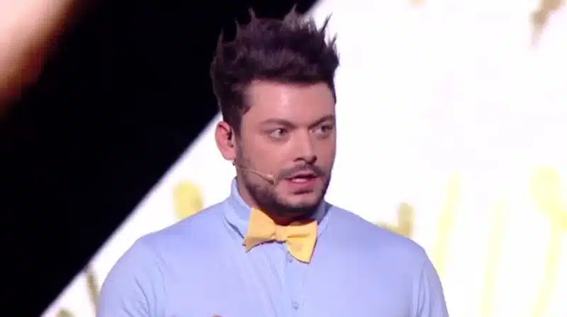 L'humoriste Kev Adams s'est lancé dans une imitation plus ou moins douteuse de Stromae lors des NRJ Music Awards. Une prestation gênante...