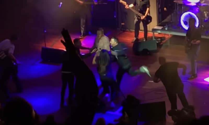 En plein concert, le chanteur Morrissey a été évacué de scène suite à un dangereux mouvement de foule