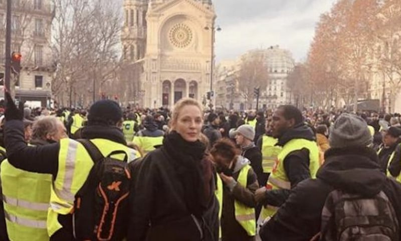 Ce samedi, l'actrice Uma Thurman a posté une photo d'elle à Paris, au beau milieu des Gilets jaunes