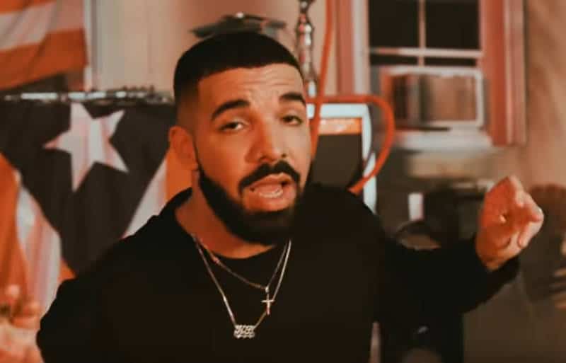 Drake embrasse et caresse et une mineure de 17 ans sur scène