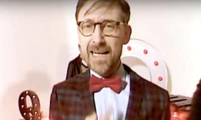 The Divine Comedy dévoile le clip de « Queuejumper »