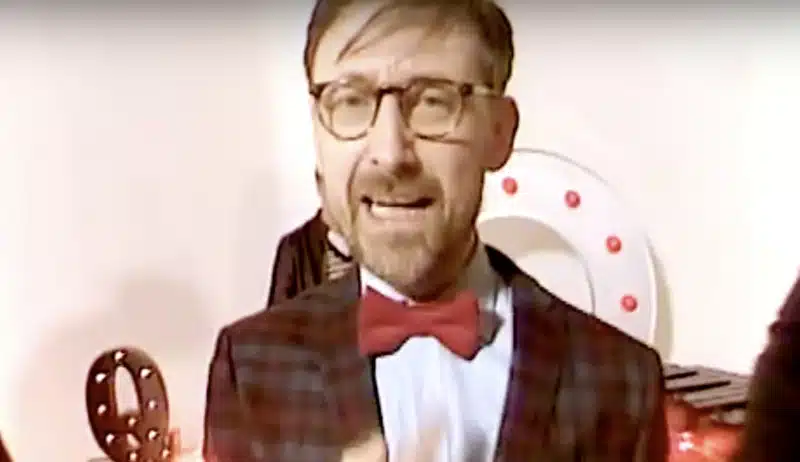 The Divine Comedy dévoile le clip de « Queuejumper »