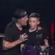 Metallica offre un cadeau génial à un adolescent en plein concert