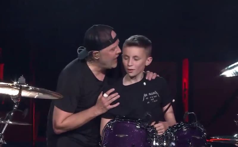 Metallica offre un cadeau génial à un adolescent en plein concert