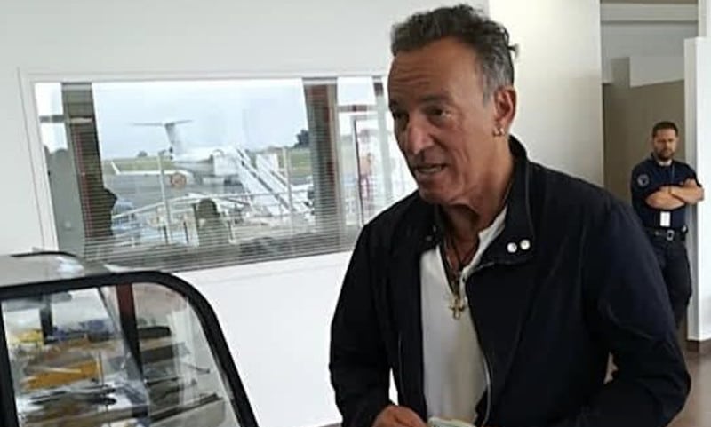 Visite surprise de Bruce Springsteen à l'aéroport de Dinard