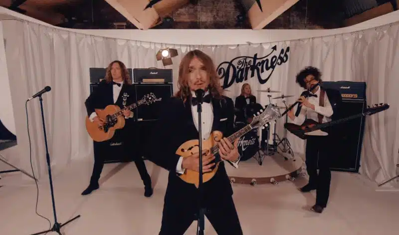 The Darkness dévoile le single « Heart Explodes »