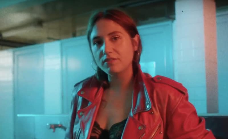 Izïa dévoile le clip de « Trop Vite »