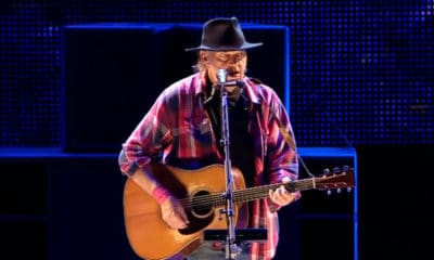 Neil Young demande la nationalité américaine pour pouvoir voter en 2020