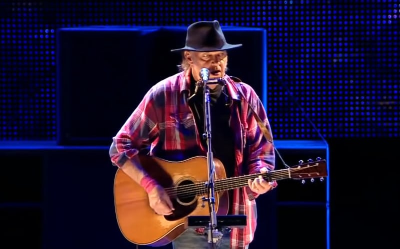 Neil Young demande la nationalité américaine pour pouvoir voter en 2020