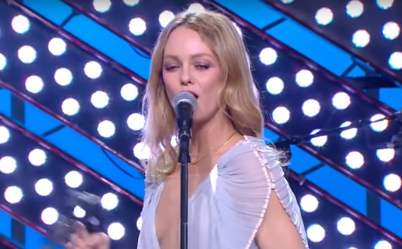 Vanessa Paradis dévoile le clip « Vague à l'âme soeur »