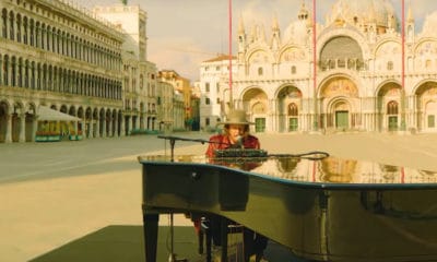 Zucchero seul à Venise, au milieu de la place Saint-Marc déserte