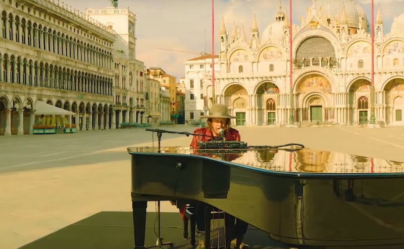 Zucchero seul à Venise, au milieu de la place Saint-Marc déserte