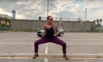 Jean-Claude Van Damme fait le show dans le nouveau clip d'AaRON