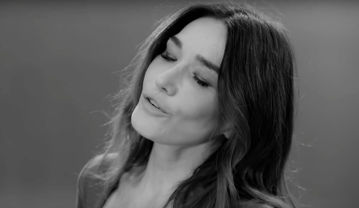 Carla Bruni sort le clip du single Un Grand Amour