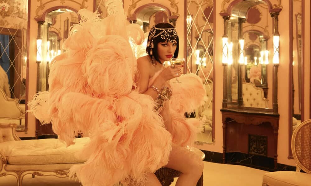 TAYLOR SWIFT The Life of a Showgirl