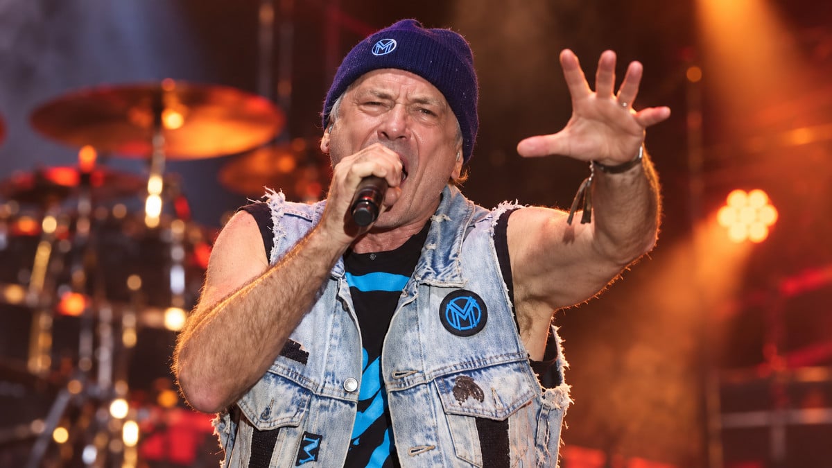 Bruce Dickinson sur scène, attendu en France pour trois concerts de sa tournée PsychoGod Tour 2027