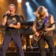 Ian Gillan, chanteur de Deep Purple, au micro pendant un concert.