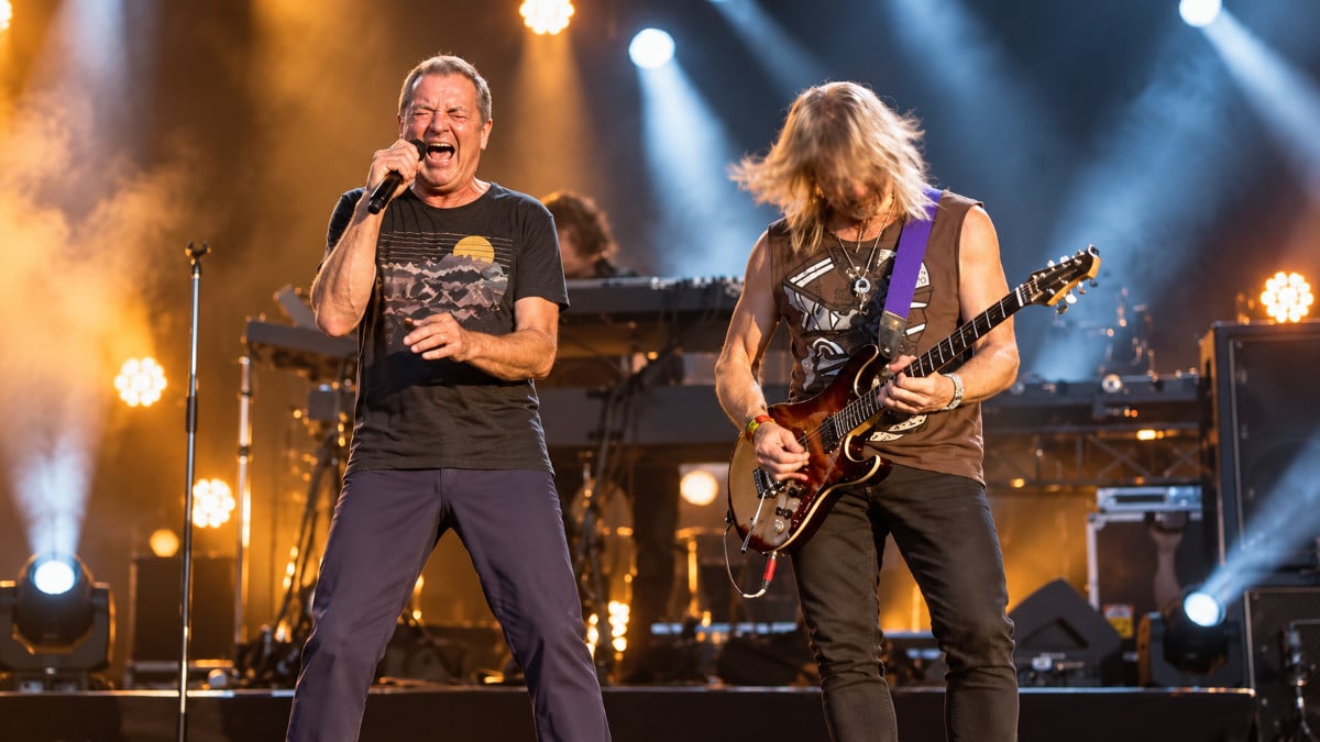 Ian Gillan, chanteur de Deep Purple, au micro pendant un concert.