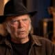 Neil Young, musicien canadien engagé dans une nouvelle procédure judiciaire liée à Donald Trump
