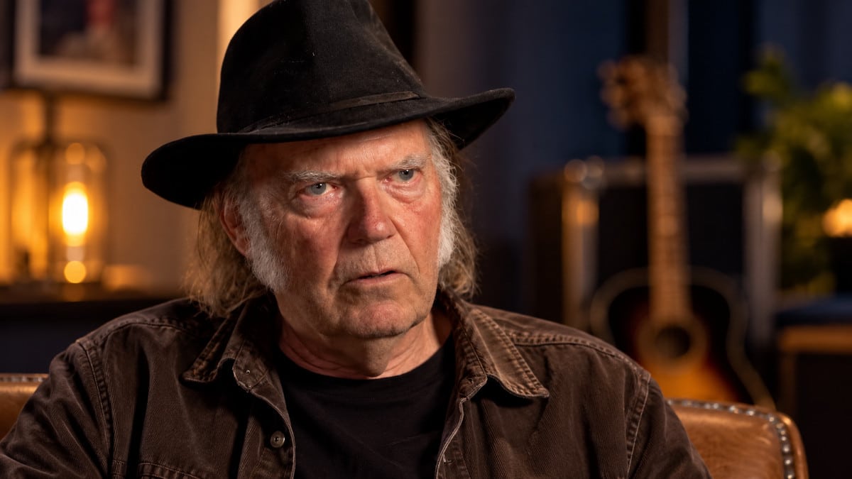 Neil Young, musicien canadien engagé dans une nouvelle procédure judiciaire liée à Donald Trump